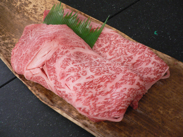 神戸牛すき焼き用ステーキにするロースを贅沢に
